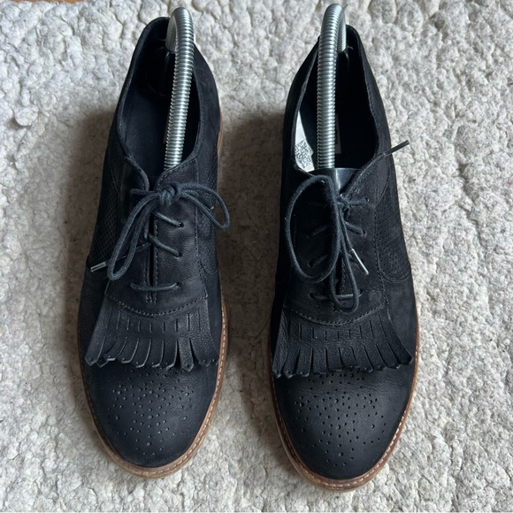 UGG Women's Bernett Black Leather Kiltie Lace Up Brogue Oxford Shoes Size 8.5 - Picture 2 of 9